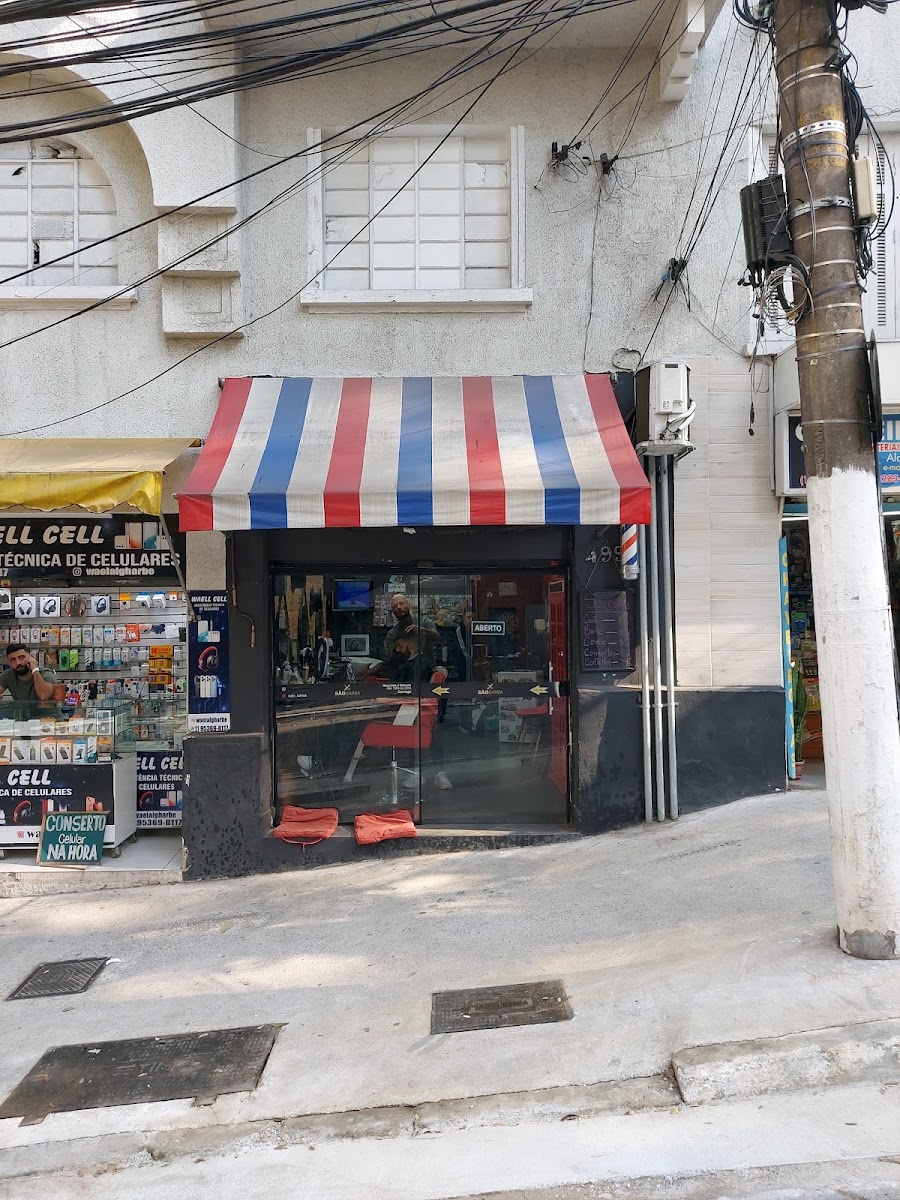 Fachada da barbearia com toldo listrado na Alameda Santos
