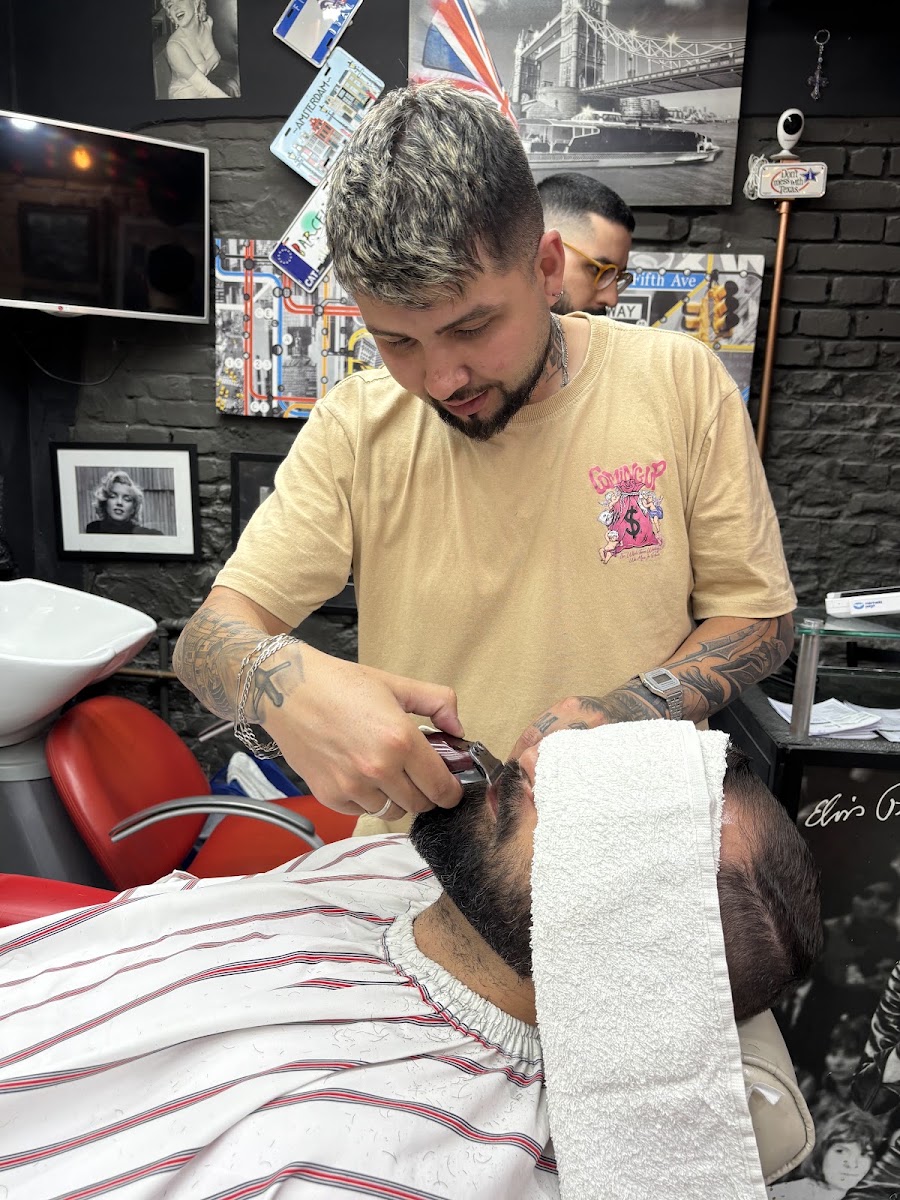 Barbeiro fazendo o acabamento do corte